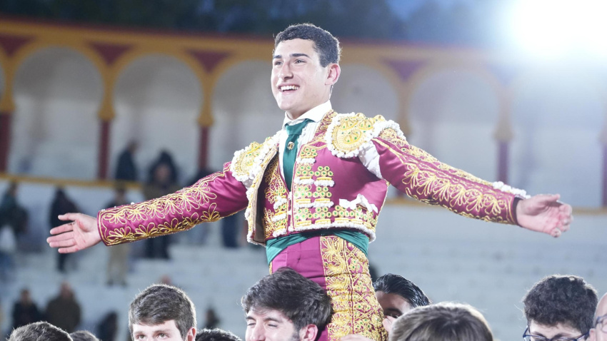 David Gutiérrez, en su salida a hombros este viernes en Olivenza