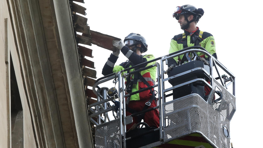 Los bomberos de Palencia retiran tejas sueltas del tejado del palacio del Obispo