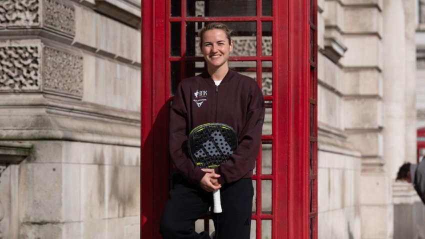 Ariana Sánchez en una cabina londinense