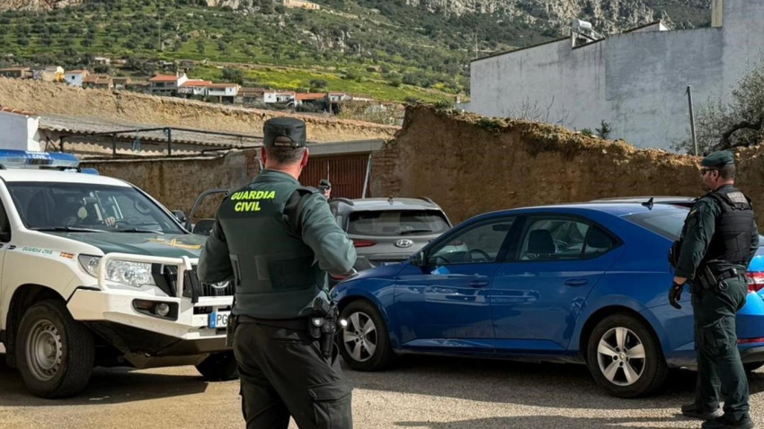 12/03/2026 Los registros de la UCO en Hornachos continúan en una finca propiedad de los dos detenidos.Los registros de los agentes de la Unidad Central Operativa (UCO) de la Guardia Civil continúan este jueves en una finca cercana a la localidad de Hornachos, propiedad de los dos hermanos detenidos por la desaparición de Francisca Cadenas.SOCIEDAD ESPAÑA EUROPA EXTREMADURA