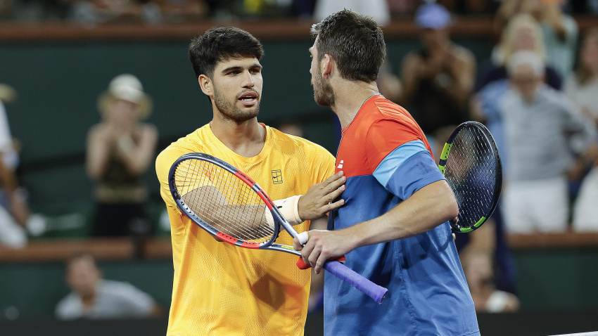 Carlos Alcaraz saluda a Cameron Norrie tras su victoria en cuartos de final en Indian Wells.