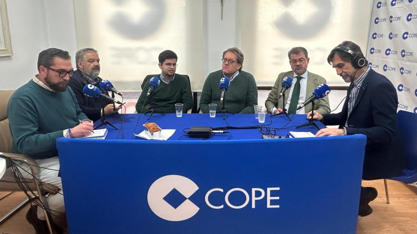 El pregonero en 'Carrera Oficial' acompañado por otros invitados y por los miembros del equipo de COPE