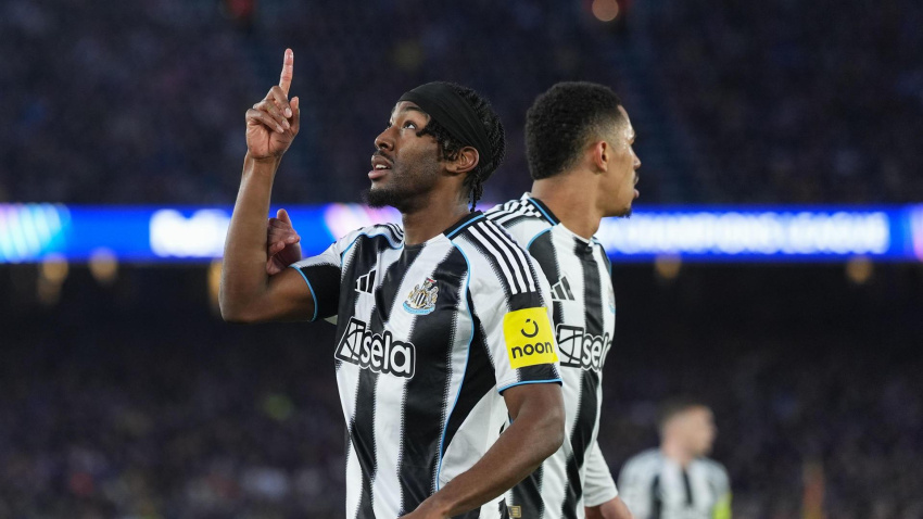 Elanga celebra el 1-1 del Newcastle contra el Barcelona