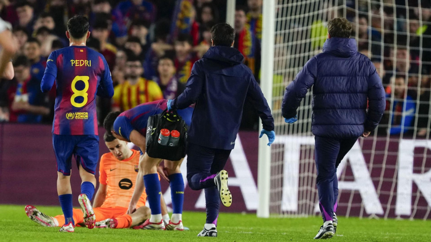 Joan García es atendido en el Barcelona - Newcastle