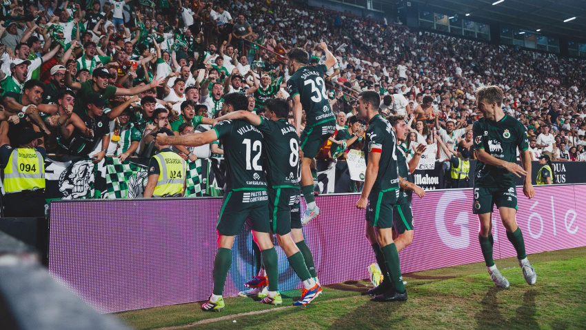 El Racing celebra con su afición en el Carlos Belmonte uno de los goles marcado por Villalibre