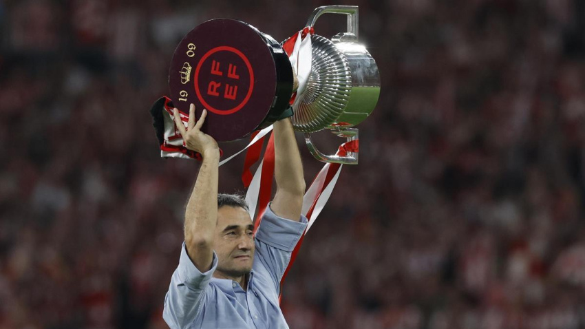 Ernesto Valverde levanta la Copa del Rey conquistada en 2024 con el Athletic de Bilbao.
