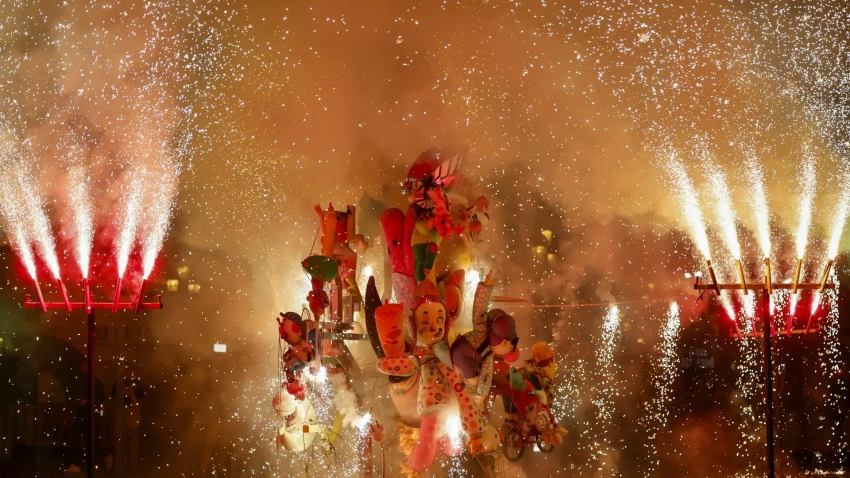 La falla municipal infantil de València, consumida por el fuego durante la Cremà