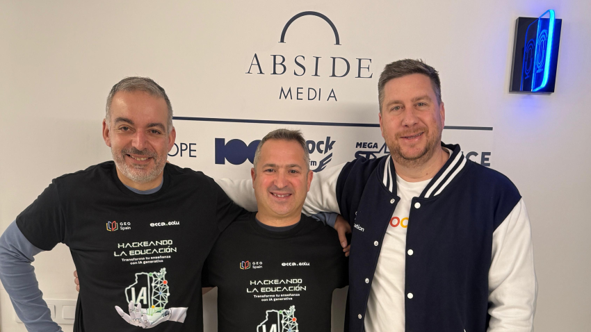 Adrián Caraballo, miembro de la junta coordinadora de GEG Spain, y responsable de Diseño e Innovación Educativos de ecca.edu (izquierda); Miguel Ujeda, miembro de GEG Spain también y uno de los coorganizadores del evento (centro); y Gonzalo Romero, Head de Google for Education en España y Portugal (derecha).