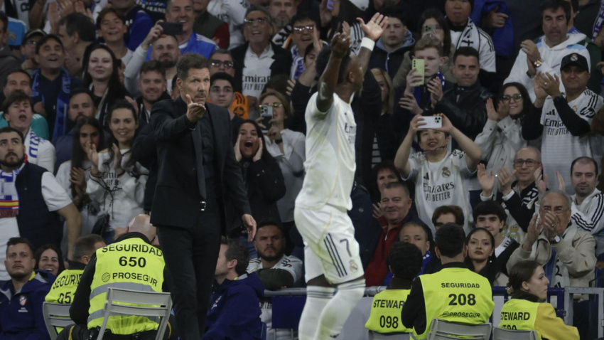 Simeone y Vinicius, en el Real Madrid - Atlético de Madrid
