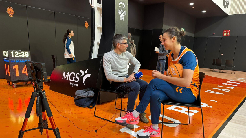 Momento de la entrevista con Raquel Carrera en Deportes COPE