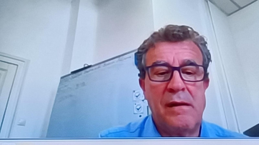 El doctor Javier Crespo intervino por videollamada desde Galicia, donde está presentando 'Cohorte Cantabria'