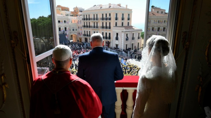 Primera vez que Alberto de Mónaco se dirige a su pueblo desde el balcón de su Palacio, ante el Papa León XIV y la princesa Charlene