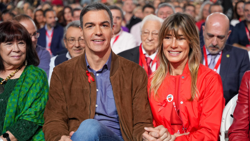 El Presidente del Gobierno, Pedro Sánchez, y su esposa Begoña Gómez durante la clausuradel 41º Congreso Federal del PSOE