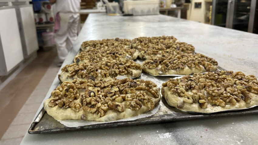 Las 'cocas' de pasas y nueces haciéndose en el horno de Vicente García