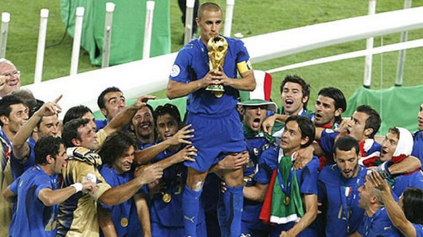 Fabio Cannavaro, capitán italiano, levanta la Copa del Mundo en 2006.