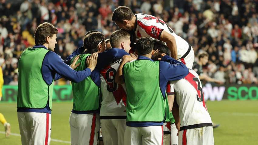 Los futbolistas del Rayo celebran el gol de Nteka contra el Elche