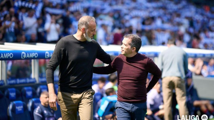 Castro, saludando al entrenador de la Real Sociedad