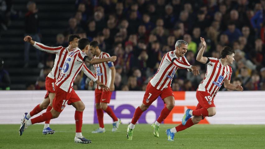 El delantero del Atlético de Madrid Julián Álvarez (d) celebra tras marcar el 0-1 durante el encuentro correspondiente a la ida de los cuartos de final de la Liga de Campeones que disputan este miércoles FC Barcelona y Atlético de Madrid en el estadio Cam