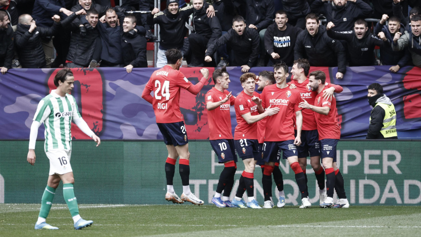 Los jugadores de Osasuna celebran su gol frente al Betis