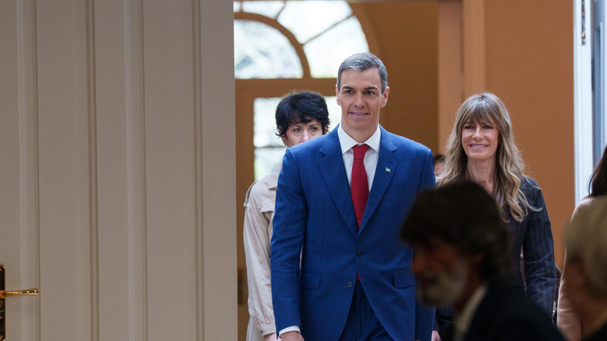 El presidente del Gobierno, Pedro Sánchez (i) y la mujer del presidente del Gobierno, Begoña Gómez (d),