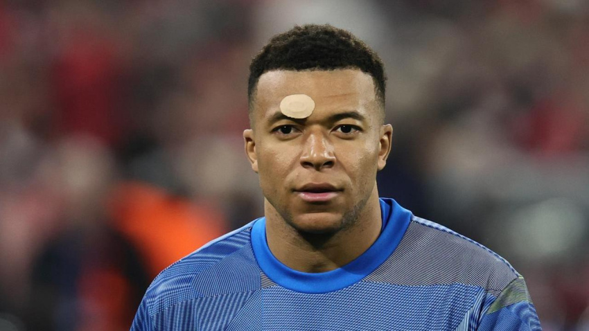 Kylian Mbappé durante el calentamiento del Bayern - Real Madrid