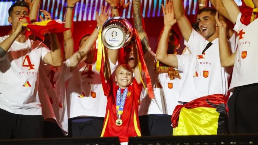 La joven se hizo famosa al levantar el trofeo de la Eurocopa invitada por Alex Baena.