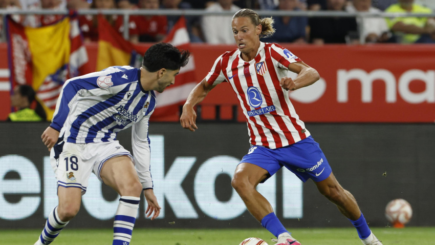 El centrocampista del Atlético de Madrid, Marcos Llorente (d), con el balón ante el centrocampista de la Real Sociedad, Carlos Soler, durante la final de la Copa del Rey que enfrenta a Atlético de Madrid y Real Sociedad este sábado en el estadio de La Car