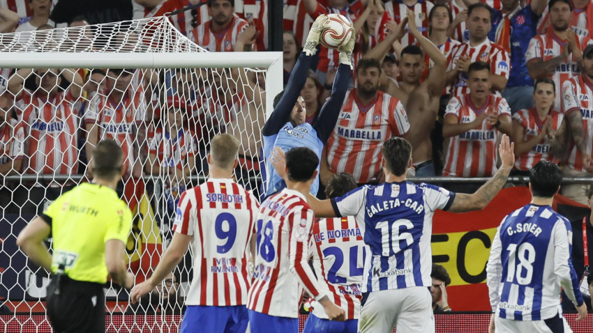 El guardameta de la Real Sociedad, Unai Marrero, se queda con el balón ante los atacantes del Atlético de Madrid durante la final de la Copa del Rey que enfrenta a Atlético de Madrid y Real Sociedad este sábado en el estadio de La Cartuja, en Sevilla.