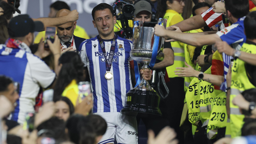 Mikel Oyarzabal baja del palco presidencial de La Cartuja tras recibir el trofeo de campeón de Copa.