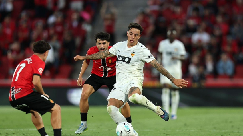 Renzo tuvo un buen debut con el Valencia CF