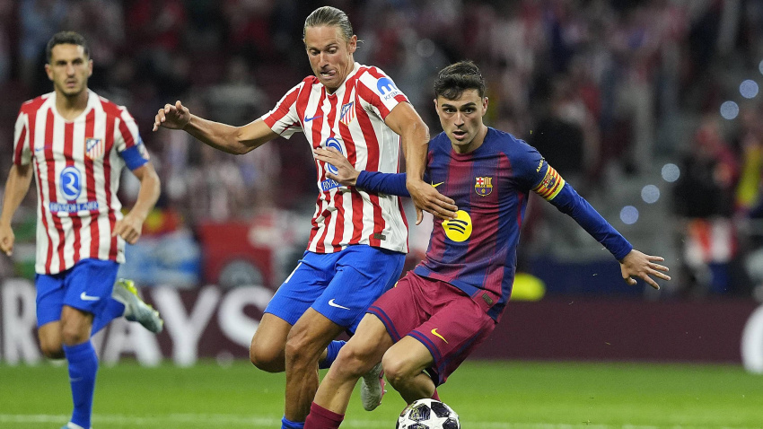 Llorente defiende a Pedri durante el Atlético-Barça