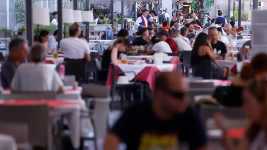 Terraza de un bar llena