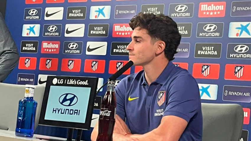 Julián Álvarez atiende a los medios de comunicación