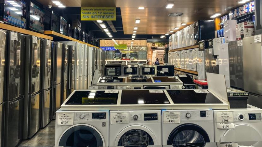 En "Lera Electrodomésticos" han experimentado un aumento de ventas en radios y cocinas de gas portátiles en el último año