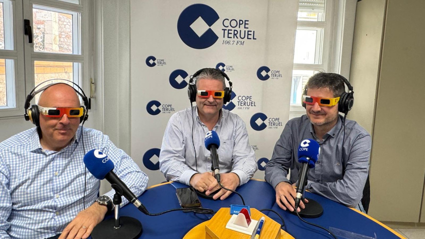 Rodolfo Pangua, Luis Girón y Manolo Tena con las gafas que se van a regalar