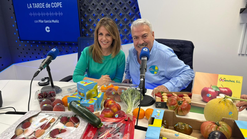 Pilar García Muñiz con el frutero Luis Pachecho