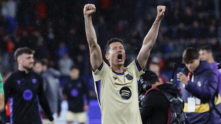 Robert Lewandowski celebra la victoria del Barcelona en Pamplona ante Osasuna