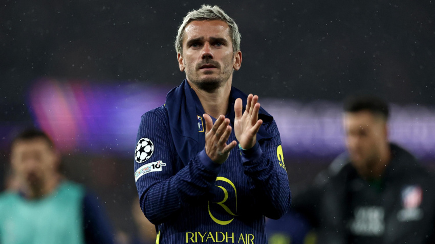 Griezmann aplaude a su afición después de que el Atlético haya caído ante el Arsenal
