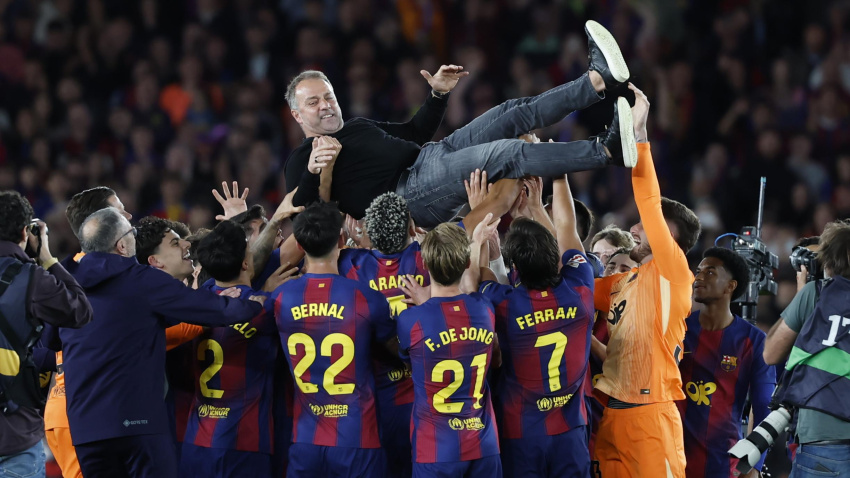 El técnico alemán del FC Barcelona, Hansi Flick, manteado por sus jugadores