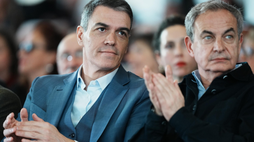 (Foto de ARCHIVO)El expresidente del Gobierno, José Luis Rodríguez Zapatero (i), y el presidente del Gobierno y secretario general del PSOE, Pedro Sánchez (d), durante el acto de homenaje al expresidente José Luis Rodríguez Zapatero, en el Palacio Euskalduna, a 9 de marzo de 2024, en Bilbao, Vizcaya, País Vasco (España). Bajo el lema de '20 años de los derechos y las libertades', el encuentro recuerda los 20 años transcurridos desde que Zapatero constituyó su primer Ejecutivo. El acto sirve como reconocimiento de los socialistas vascos al logro de "la paz y el fin del terrorismo" por parte de José Luis Rodríguez Zapatero, motivo por el que este homenaje se realiza en Euskadi.H.Bilbao / Europa Press09 MARZO 2024;ACTO;PSOE;PSE-EE;EUSKADI;ZAPATERO;PRESIDENTE;GOBIERNO;ANIVERSARIO;20;VEINTE09/3/2024