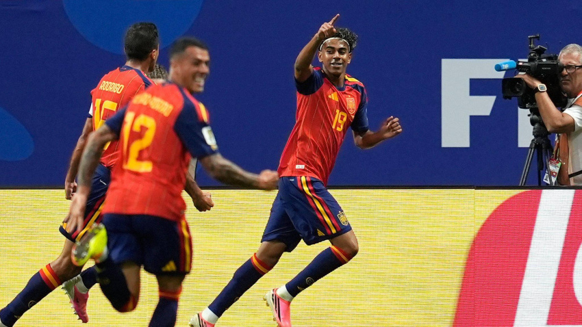 Lamine Yamal celebrando su gol contra Arabia Saudí