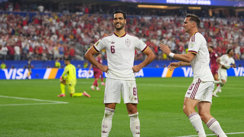 Mikel Merino celebra el gol en el Portugal - España