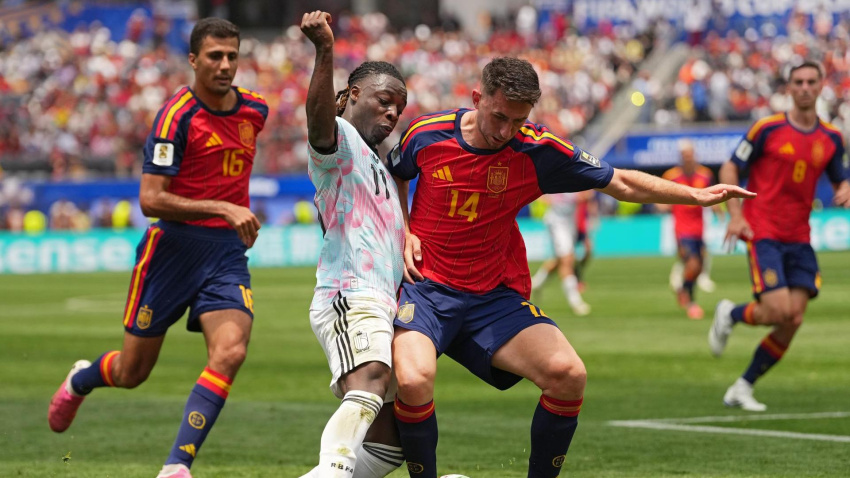 Jeremy Doku y Laporte pelean por el balón durante el partido entre España y Bélgica
