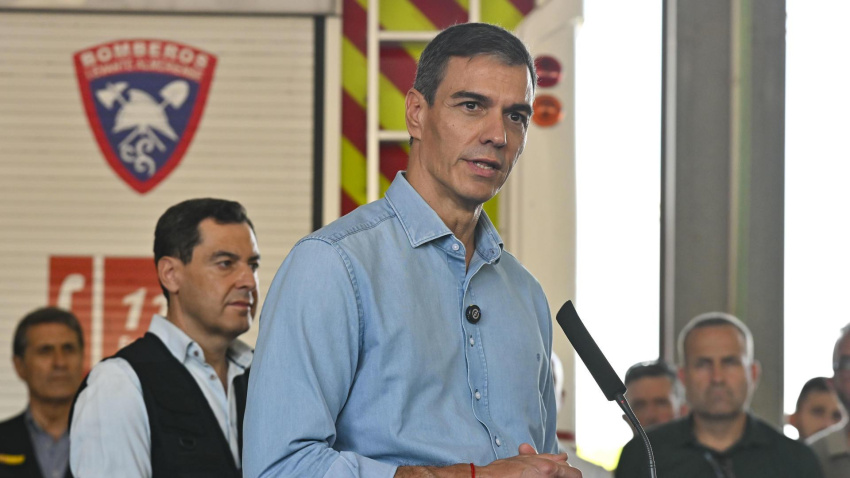 Pedro Sánchez, acompañado del presidente de la Junta de Andalucía, Juanma Moreno, en Los Gallardos