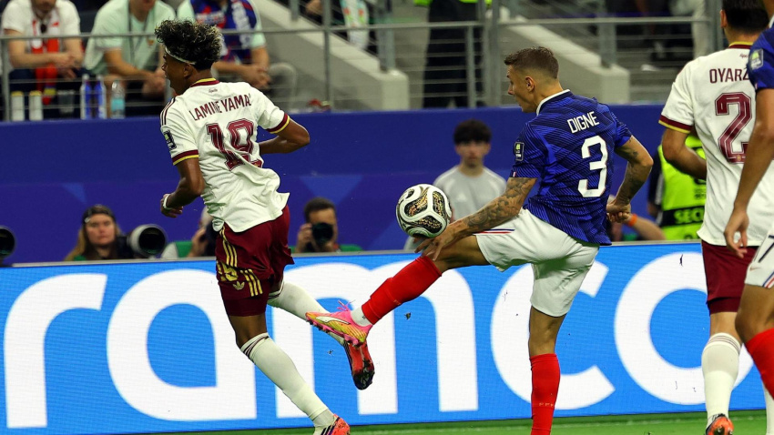 Penalti de Digné a Lamine Yamal en el Francia - España