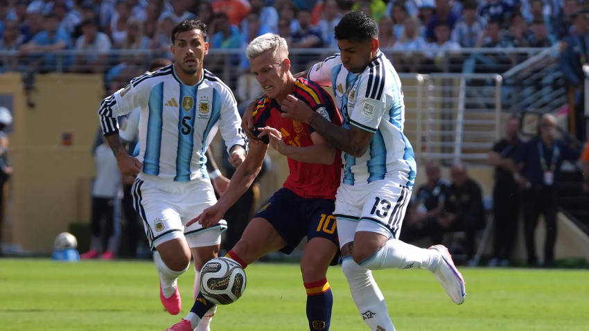 Dani Olmo y Cuti Romero pelean un balón en el España - Argentina
