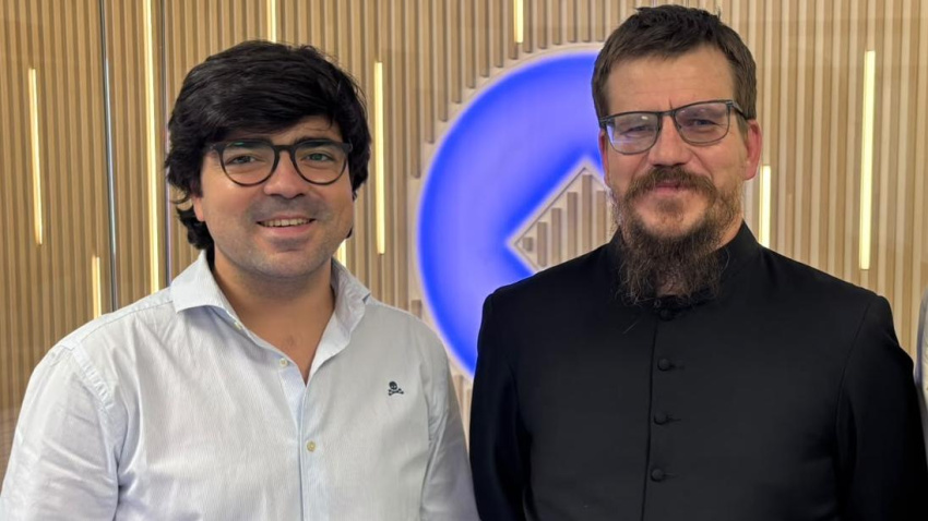 El Padre Highton junto a Álvaro Sáez en los estudios de COPE