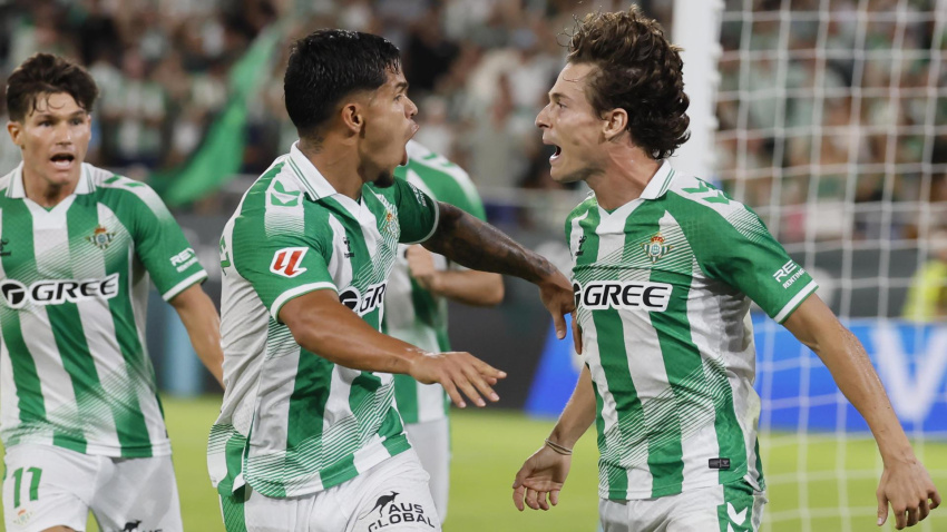 Riquelme celebra con sus compañeros el 1-0 del Betis contra la Real Sociedad
