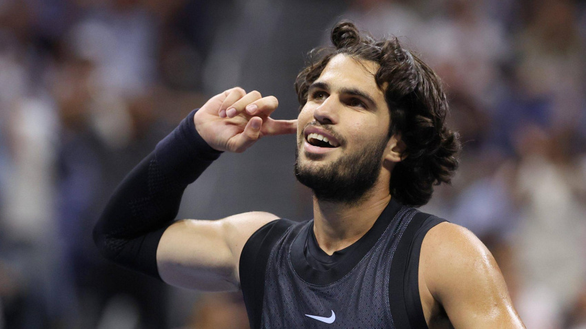 Carlos Alcaraz pide ruido al público del US Open después de ganar un punto en el partido ante Ben Shelton.