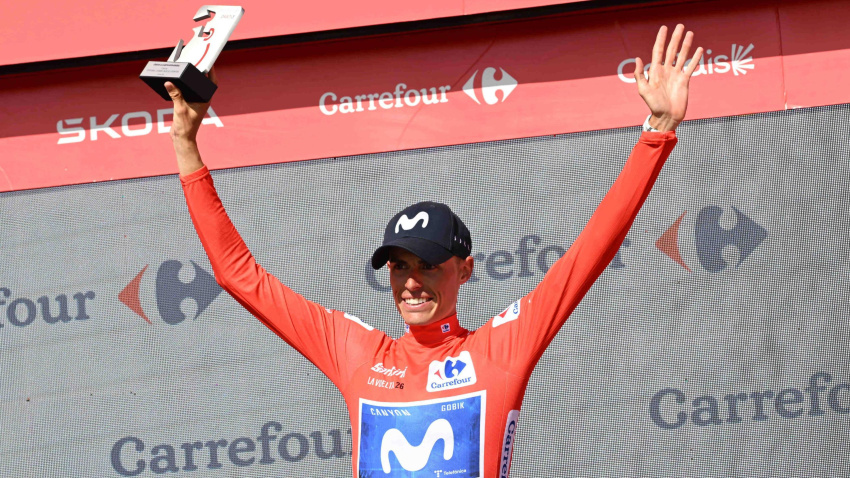 Enric Mas posando en el podio tras la 16ª etapa de la Vuelta a España